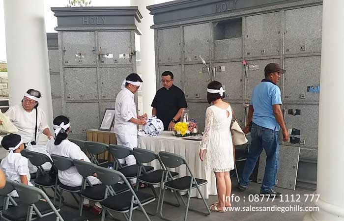 Suasana peletakkan abu jenasah keluarga di columbarium San Diego Hills Suasana peletakkan abu jenasah keluarga di columbarium San Diego Hills