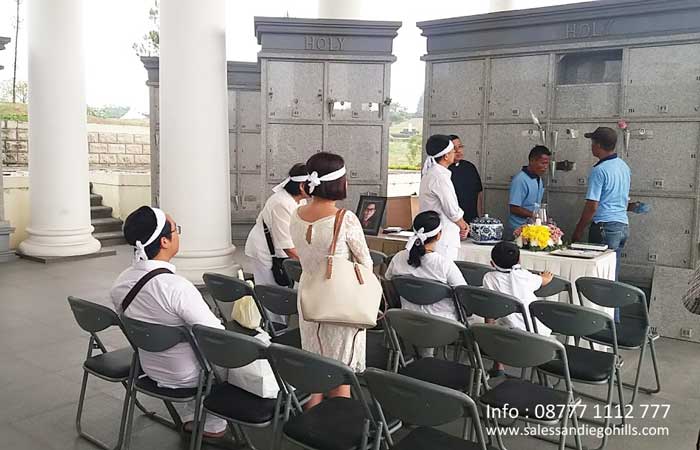 suasana khidmat Upacara di Columbarium San Diego Hills memorial Park suasana khidmat Upacara di Columbarium San Diego Hills memorial Park